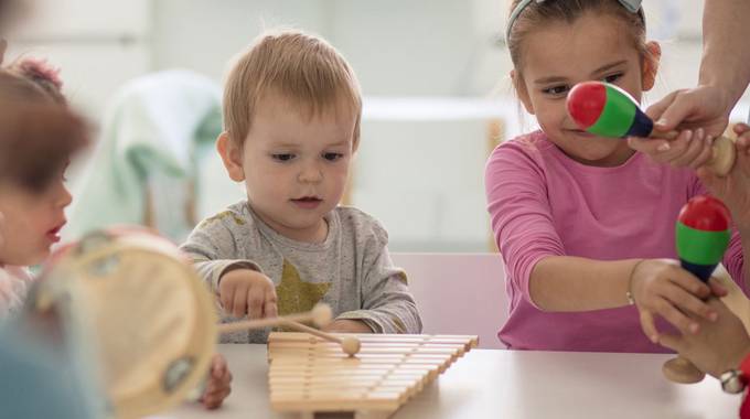 Kleinkinder musizieren
