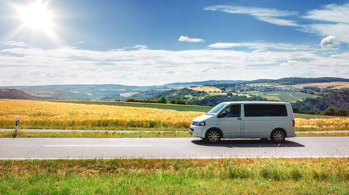 Ein weißer Kleinbus vor einer weiten Landschaft