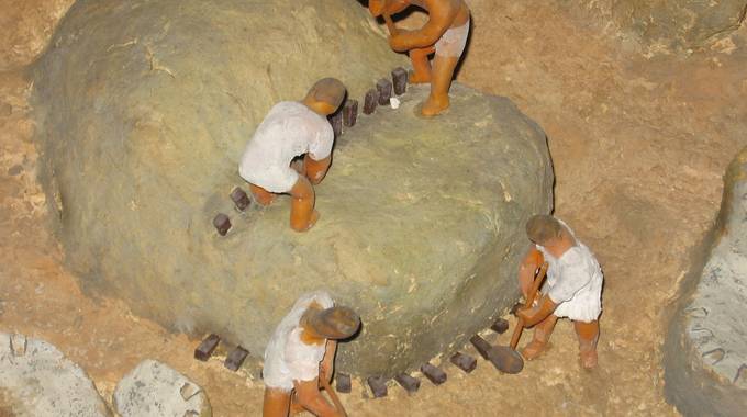 Kleine Steinmetzfiguren