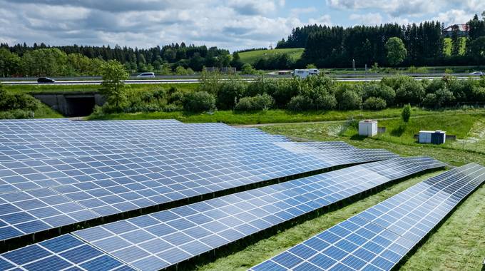 Agri-PV-Anlage neben einer Autobahn