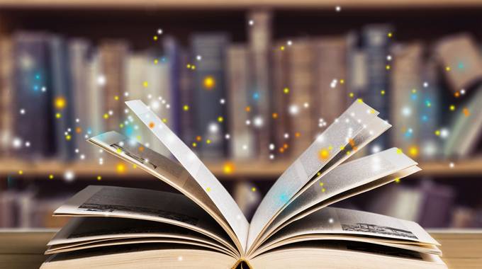 Aufgeschlagenes Buch auf Tisch © Learning Billionphotos - stock.adobe.com adobestock 135615050 learning billionphotos low