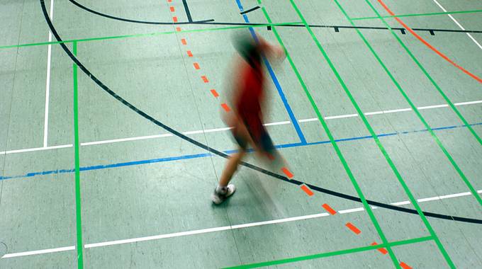 Sportler in Sporthalle