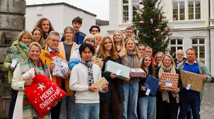 Gruppenbild am Rathausplatz mit den Spender:innen für die Wunschbaumaktion