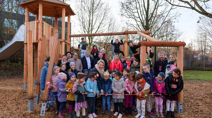 Die Kinder des Beteiligungsprojektes eröffnen offiziell den Spielplatz © Stadt Königswinter/Pressestelle Kinder des Beteiligungsprojektes zusammen mit den städtischen Mitarbeitenden am Spielgerät