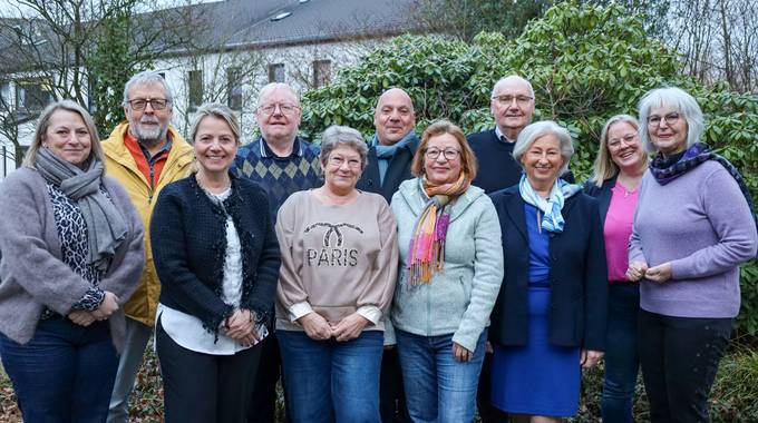 Bürgermeisterin Heike Jüngling (2.v.li) und Mitabeiterinnen des Geschäftsbereiches Soziales und Generationen mit der neugewählten Seniorenvertretung Königswinter © Stadt Königswinter/Pressestelle Bürgermeisterin Heike Jüngling (2.v.li) und Mitabeiterinnen des Geschäftsbereiches Soziales und Generationen mit der neugewählten Seniorenvertretung Königswinter