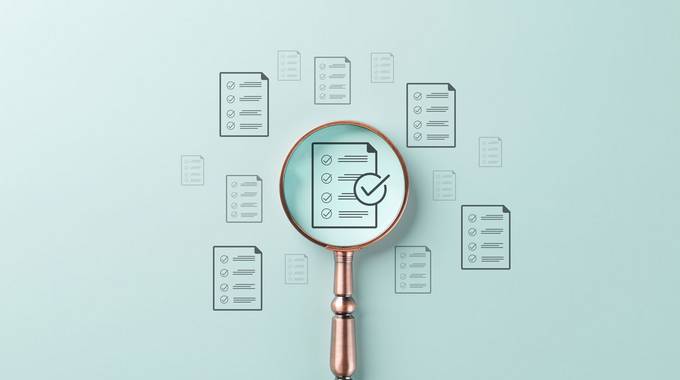 Lupe auf Formular © Sandwish - stock.adobe.com Eine Lupe ist auf ein Formular gerichtet