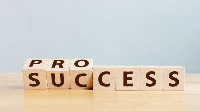 Process Success © Monster Ztudio - stock.adobe.com Würfel, die sich von process auf success drehen
