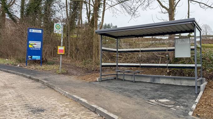 Das neue Wartehäuschen in Ittenbach © Stadt Königswinter Das Wartehäuschen, im Vordergrund die Straße
