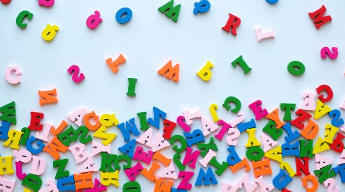 Bunte Buchstaben auf blauem Hintergrund