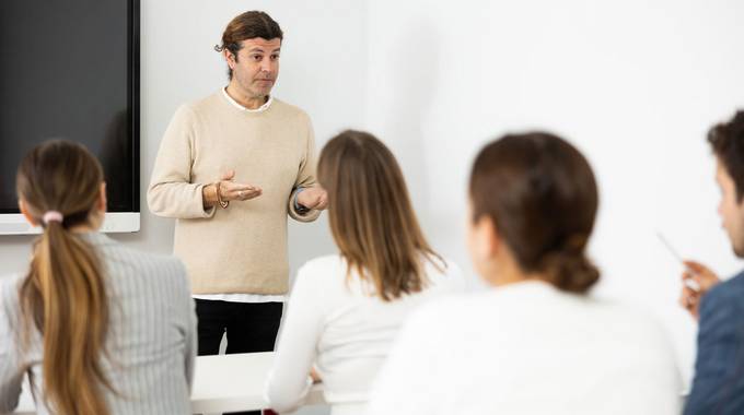 Lernen in der Gruppe © JackF - stock.adobe.com Erwachsene in einem Schulungsraum