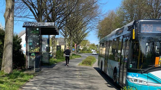 Die Bushaltestelle am Freizeitzentrum in Oberpleis wird barrierefrei umgebaut. © Stadt Königswinter Weg zur Bushaltestelle, Bild mit Wartehäuschen und Bus