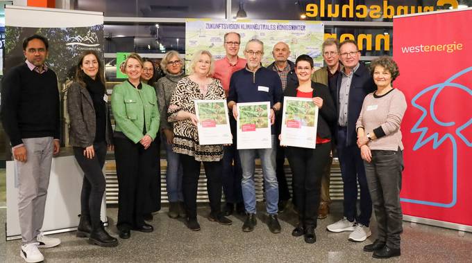 Die Preisträgerinnen und Preisträger zusammen mit Vertretern der Stadtverwaltung und westenergie