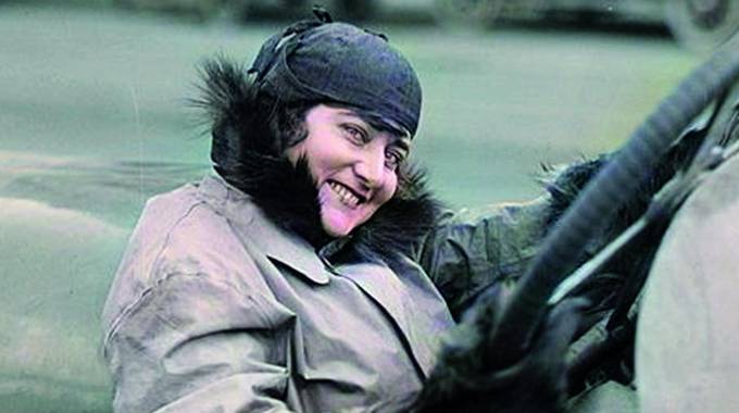 Unbekannte Dame © Foto des Covers (Quelle: Oberholster Venita, Pixabay), rechtefrei, Original schwarzweiß, von Dr. Klug eingefärbt Unbekannte Dame am Steuer eines Autos