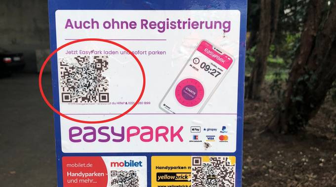 Manipulierter QR-Code an einem Schild des Parkautomatens © Stadt Königswinter parkzone 536003 hinweiskreis