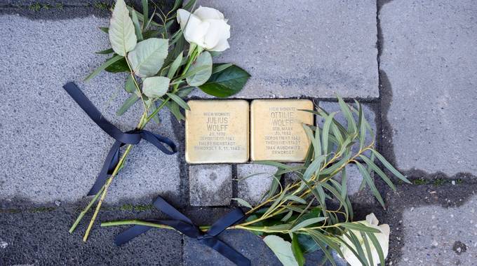 Die beiden Stolpersteine in der Heisterbacher Straße 103 erinnern an das Ehepaar Wolff © Stadt Königswinter Zwei Stolpersteine mit weißen Rosen