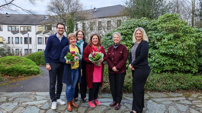 Heide-Marie Bondong (2.v.li) und Katrin Habersaat (4.v.li) wurden von der Stadt Königswinter als neue Schulleiterinnen begrüßt und willkommen geheißen. © Stadt Königswinter/Pressestelle Gruppenbild: Die beiden Schulleiterinnen und Vertreter:innen der Stadt