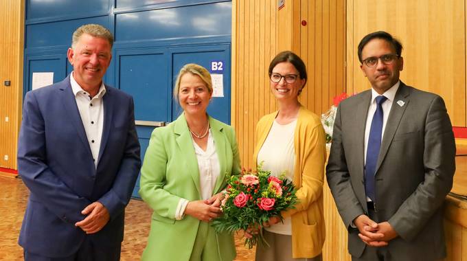 Die neu gewählte Beigeordnete Nadja Johnen (2.v. re) vervollständigt den Verwaltungsvorstand der Stadt Königswinter. © Stadt Königswinter/Pressestelle Die neu gewählte Beigeordnete Nadja Johnen (2.v. re) vervollständigt den Verwaltungsvorstand der Stadt Königswinter.