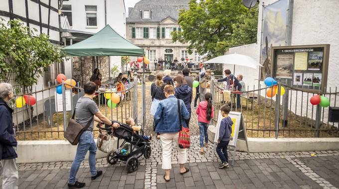 Das Museumsfest in Königswinter-Altstadt © Helmut Reinelt Blick auf den Eingang mit Gästen des fests