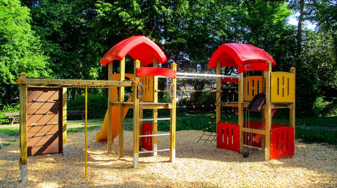 Das neue Spielgerät auf dem Spielplatz in Boseroth © Stadt Königswinter Das neue Spielgerät mit Rutsche und Klettermöglichkeiten