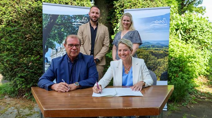 Vertragsunterzeichnung zwischen der Stadt Königswinter und dem neuen Betreiber PROVA Unternehmensberatung GmbH © Stadt Königswinter/Pressestelle Vertreter der PROVA Unternehmensberatung GmbH zusammen mit Bürgermeisterin Heike Jüngling und Geschäftsbereichsleiterin Schule und Sport Helga Büchner