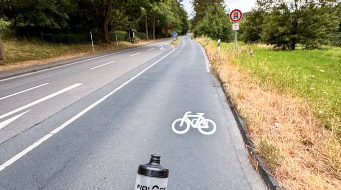 Die neue Fahrradpiktogrammkette auf der L268 talwärts zwischen Heisterbacherrott und Oberdollendorf erhöht die Sichtbarkeit des Radverkehrs.