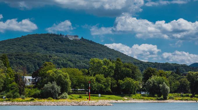 Blick auf Königswinter und das Siebengbeirge, vom Rhein aus