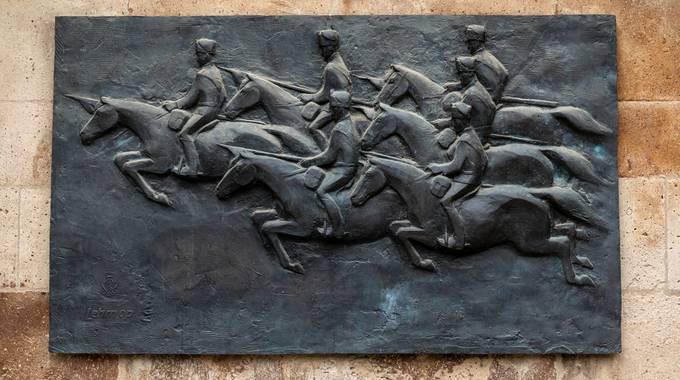 Bronzerelief am Alten Zoll in Bonn © Gero Sander Relief mit einer Darstellung von Reitern und Pferden