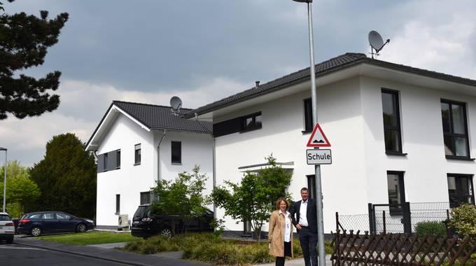 Bürgermeister Peter Wirtz und Kommunalbetreuerin Elisabeth Schlüter stellten die Maßnahme an der Gemeinschaftsgrundschule Königswinter-Niederdollendorf vor.