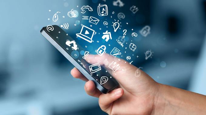 Basiswissen smartphone © ra2-studio – stock.adobe.com Hand mit smartphone und socialmedia Icons