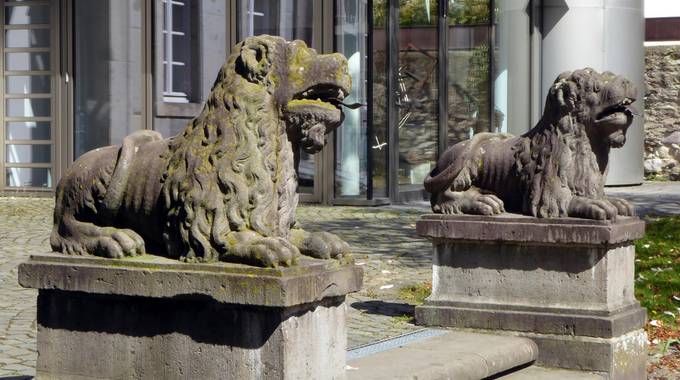 Löwenköpfe vor dem Eingang des Siebengebirgsmuseums
