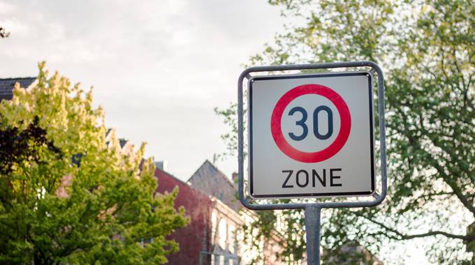 Schild Tempo-30-Zone AdobeStock 272459341 Tobias low