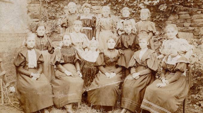 Schülerinnen der höheren Töchterschule Königswinter, Fotografie 1874 © Heimatverein Siebengebirge Schülerinnen der höheren Töchterschule Königswinter, Fotografie 1874