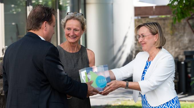 Überreichung des BEM-Awards durch Prof. Dr. Angela Faber, LVR-Dezernentin Schulen, Inklusionsamt, Soziale Entschädigung © Geza Aschoff / LVR 220811 103541 aschoffotografie 1979