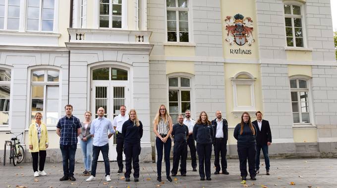 Sechs Absolventen unterstützen zukünftig nach erfolgreichem Abschluss ihrer Ausbildung bei der Stadt Königswinter die Verwaltung und den Rettungsdienst. © Stadt Königswinter Sechs Absolventen unterstützen zukünftig nach erfolgreichem Abschluss ihrer Ausbildung bei der Stadt Königswinter die Verwaltung und den Rettungsdienst.