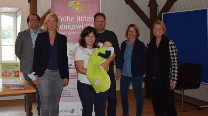 Bürgermeister Lutz Wagner und Dezernentin Heike Jüngling überreichen gemeinsam mit rhenag- Vorständin Dr. Catharina Friedrich einen Baby-Schlafsack © Stadt Königswinter/H. Rex dsc 0287