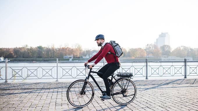 Radfahrer auf dem Weg zur Arbeit © Halfpoint – stock.adobe.com Radfahrer auf dem Weg zur Arbeit