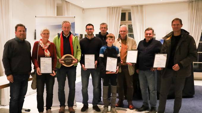 Bürgermeister Lutz Wagner (li.) zeichnet die erfolgreichsten Teams und Teilnehmenden beim Stadtradeln 2023 aus.