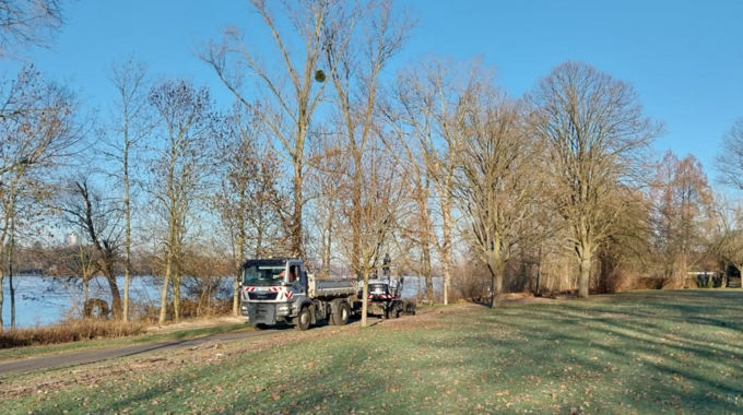 Schweres Gerät am Radweg in Niederdollendorf