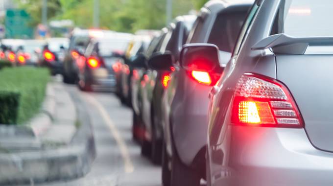 Viele Autos im Stau, Rückansicht mit Bremslichtern