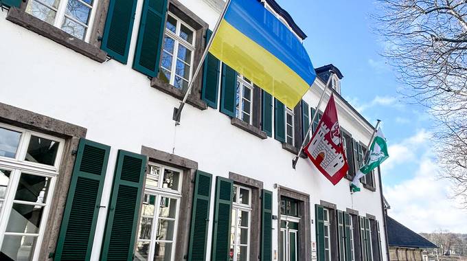 Die Ukraine-Flagge weht an Haus Bachem