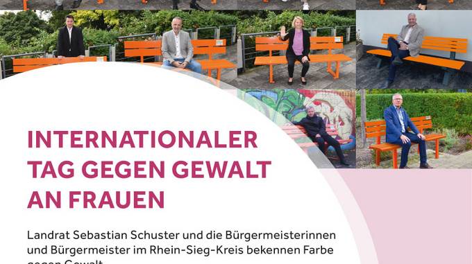 Plakat von Landrat Sebastian Schuster und den Bürgermeisterinnen und Bürgermeister im Rhein-Sieg-Kreis, die auf den orangenen Bänken sitzen