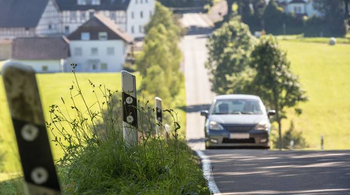 Blick auf ein Auto von Vorne und Straßenbegrenzung