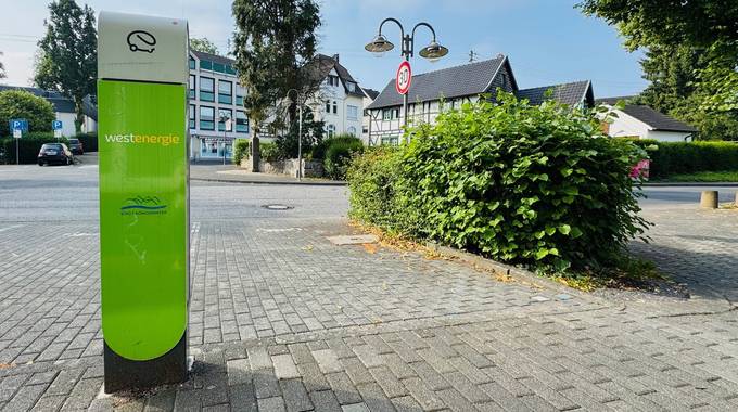 Grüne Ladesäule auf einem Parkplatz